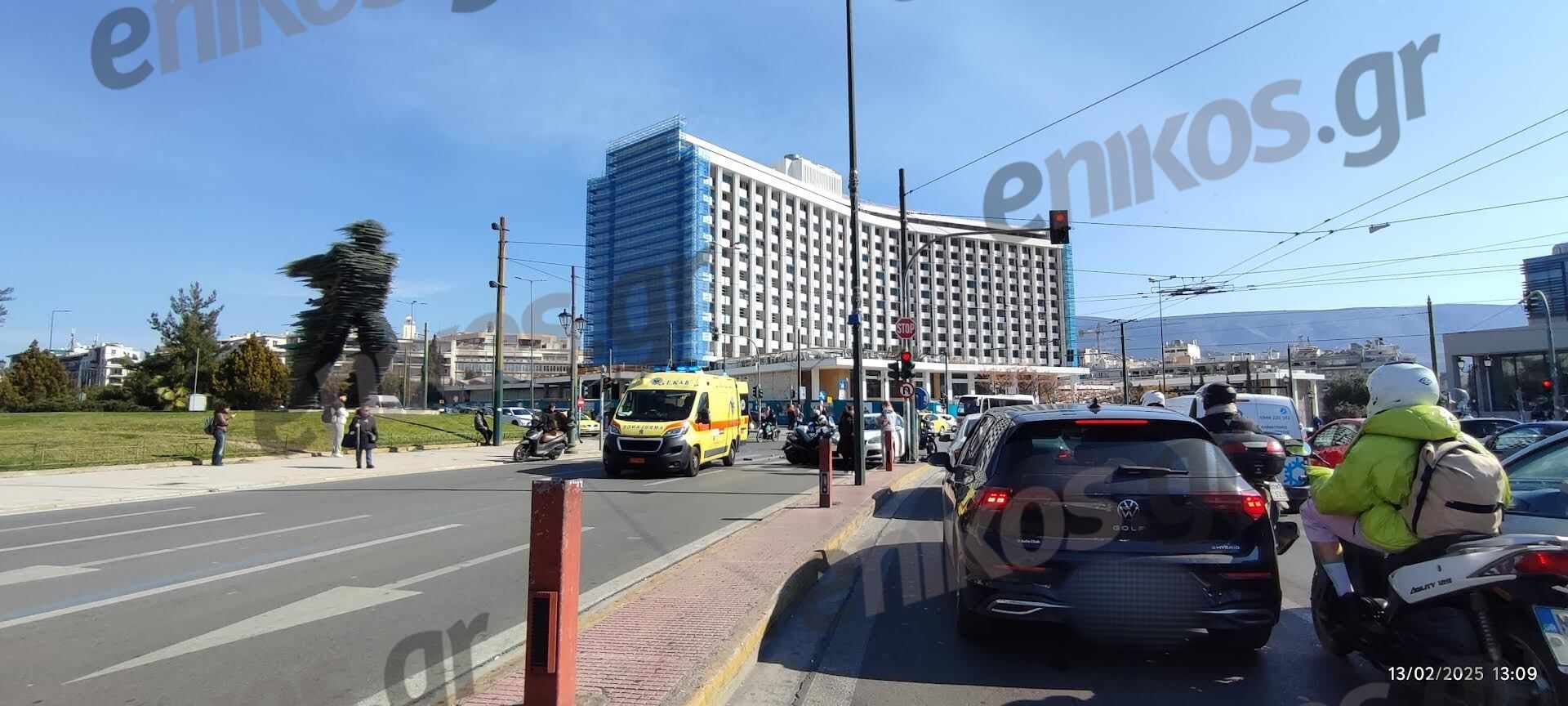 Αυτοκίνητο συγκρούστηκε με μηχανή έξω από το Χίλτον – Τραυματίστηκε σοβαρά ο μοτοσικλετιστής – ΦΩΤΟ αναγνώστη