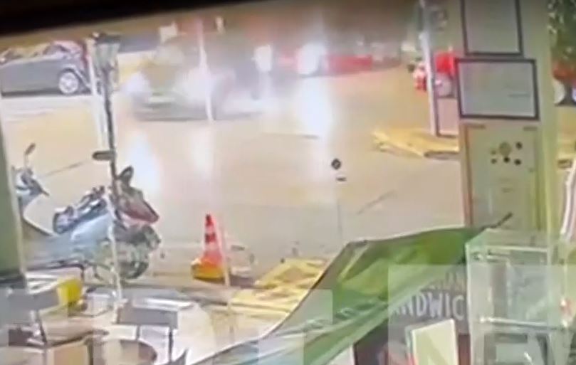 Θανατηφόρο τροχαίο στην Καισαριανή: Βίντεο-σοκ από τη στιγμή που η μοτοσικλέτα συγκρούεται με αυτοκίνητο