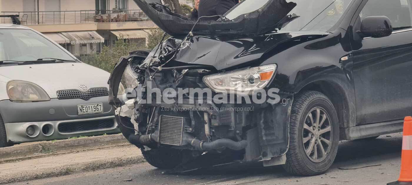 Θεσσαλονίκη: Στο νοσοκομείο ανήλικη μετά από πλαγιομετωπική σύγκρουση φορτηγού με αυτοκίνητο ΦΩΤΟ