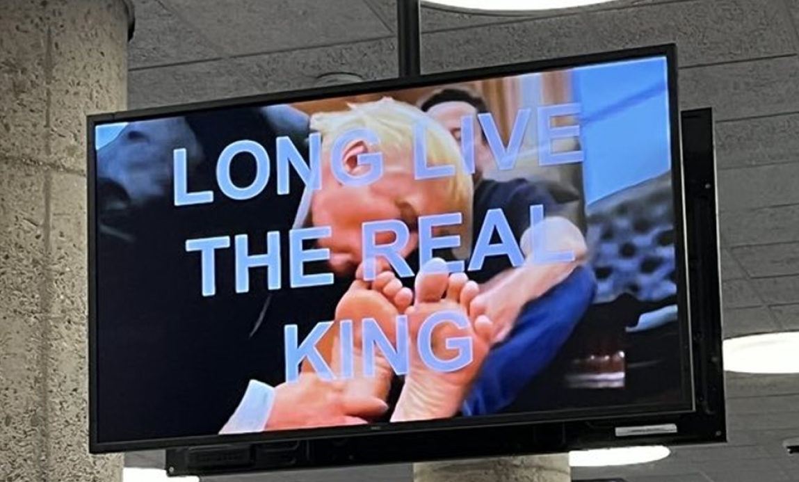 «Ζήτω ο πραγματικός βασιλιάς»: Χάκαραν οθόνες υπουργείου των ΗΠΑ και πρόβαλαν AI βίντεο με τον Τραμπ να φιλάει τα πόδια του Μασκ