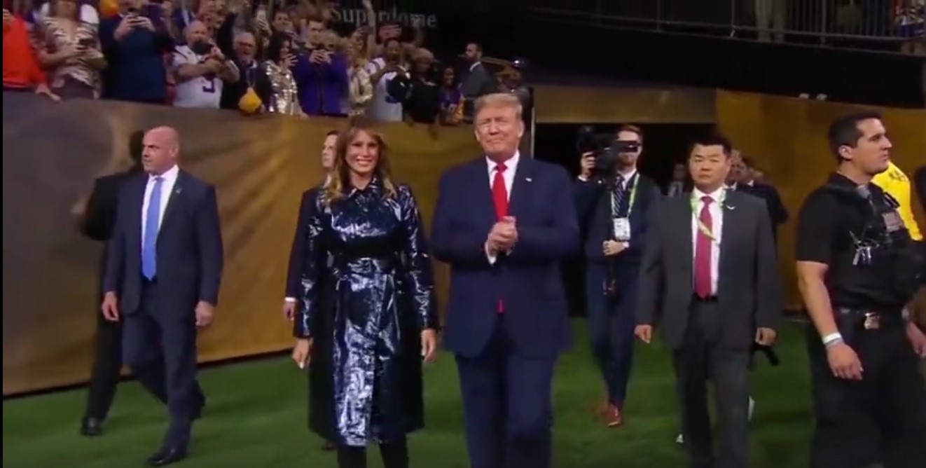Ντόναλντ Τραμπ: Ο πρώτος εν ενεργεία πρόεδρος που παρακολούθησε από το γήπεδο το Super Bowl - Συναντήθηκε με οικογένειες θυμάτων τρομοκρατίας