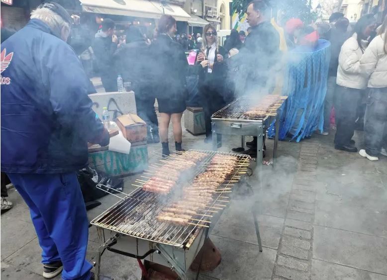 Θεσσαλονίκη: Τσίκνα ως τον ουρανό – Ψησταριές παντού για την Τσικνοπέμπτη – ΒΙΝΤΕΟ
