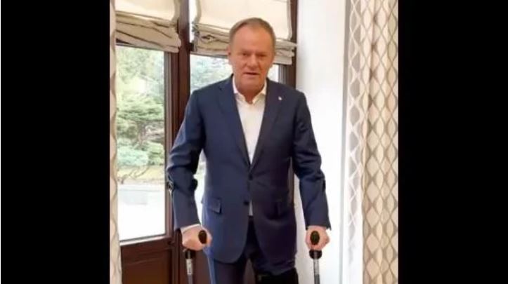 Ντόναλντ Τουσκ: Πήγε για σκι με τα εγγόνια του και επέστρεψε με κάταγμα στο πόδι – Δείτε βίντεο