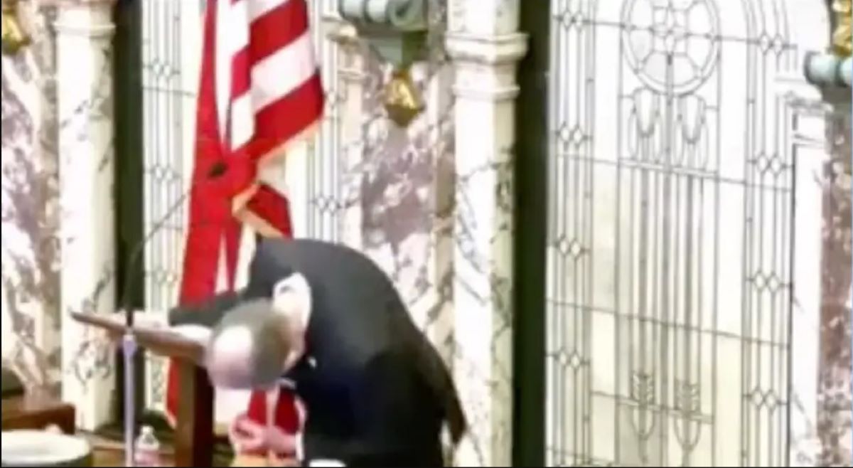 Βίντεο: Η στιγμή που 77χρονος πολιτικός κατέρρευσε ενώ μιλούσε στη Γερουσία των ΗΠΑ