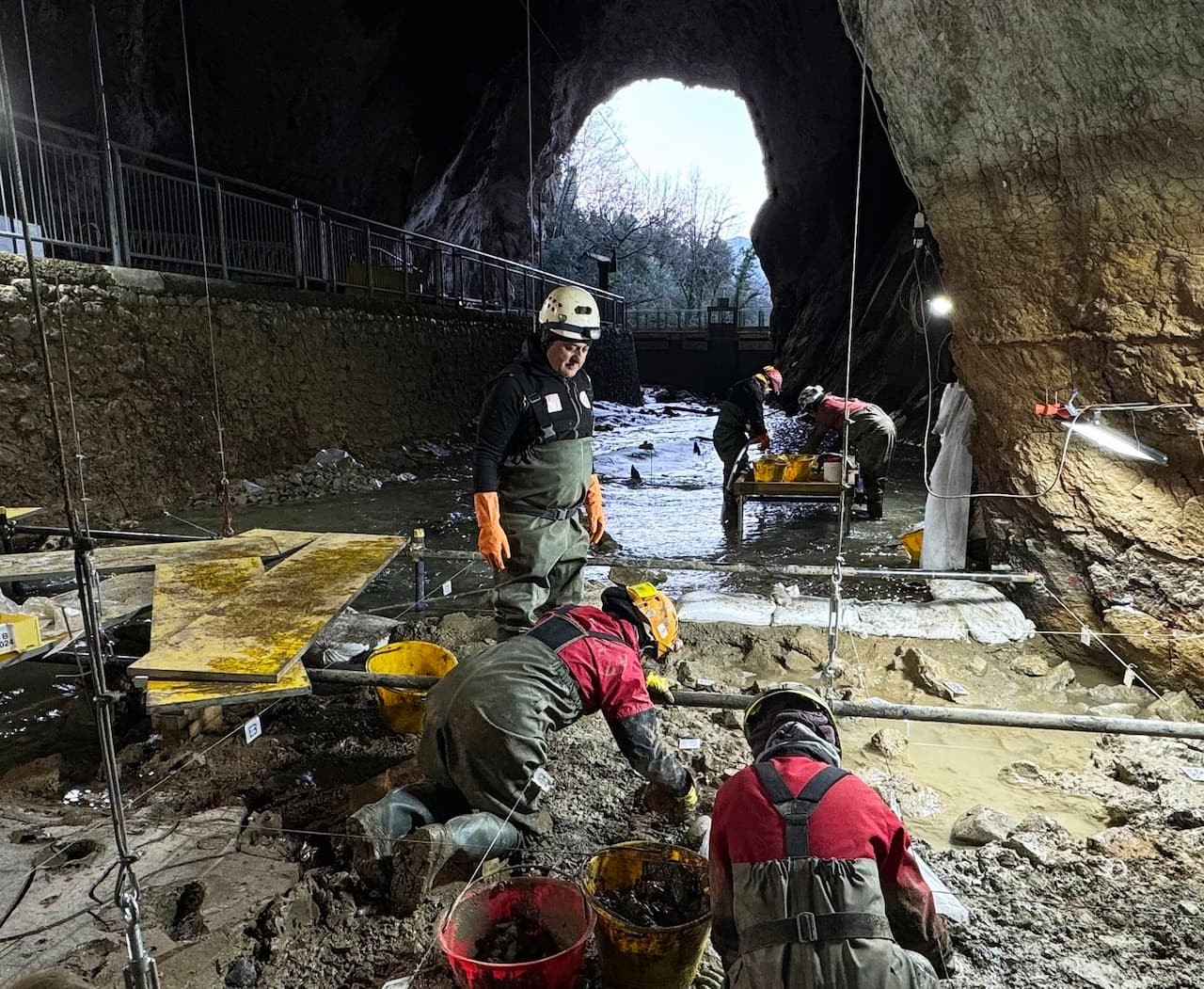 Ανακαλύφθηκε αρχαίο ελληνικό ιερό μέσα σε σπήλαιο κατά μήκος ενός υπόγειου ποταμού - Στην περιοχή κάποτε υπήρχε ένα μοναδικό προϊστορικό χωριό