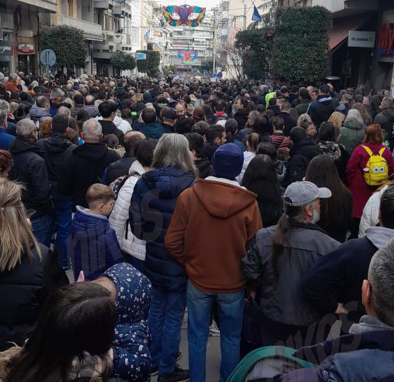 Βέροια: Μεγάλη συγκέντρωση στην πλατεία Δημαρχείου για τα Τέμπη – Μητέρες με μωρά στη διαδήλωση – ΦΩΤΟ