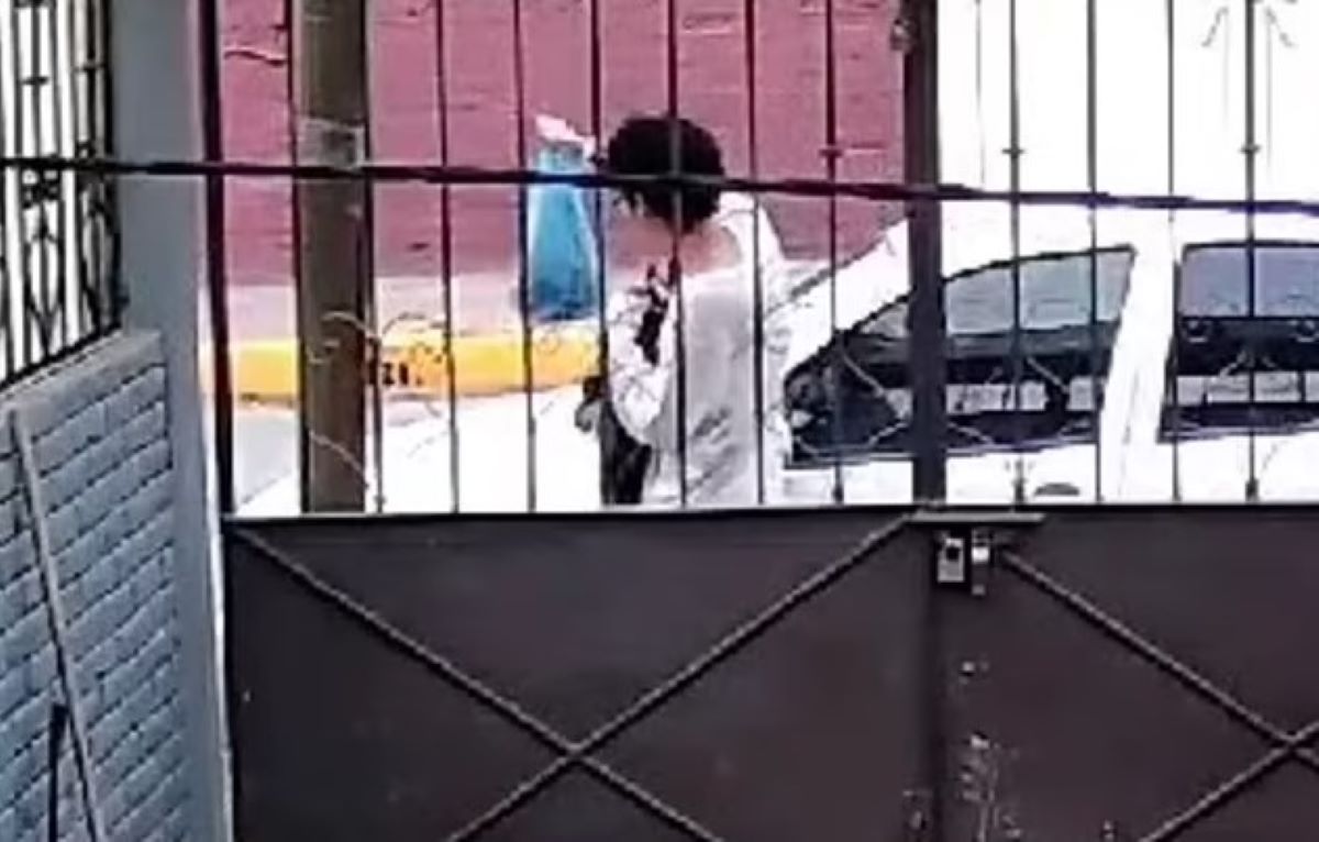 Μεξικό: Άνδρας παρατάει νεογέννητο στον δρόμο μέσα σε πλαστική σακούλα – Δείτε βίντεο