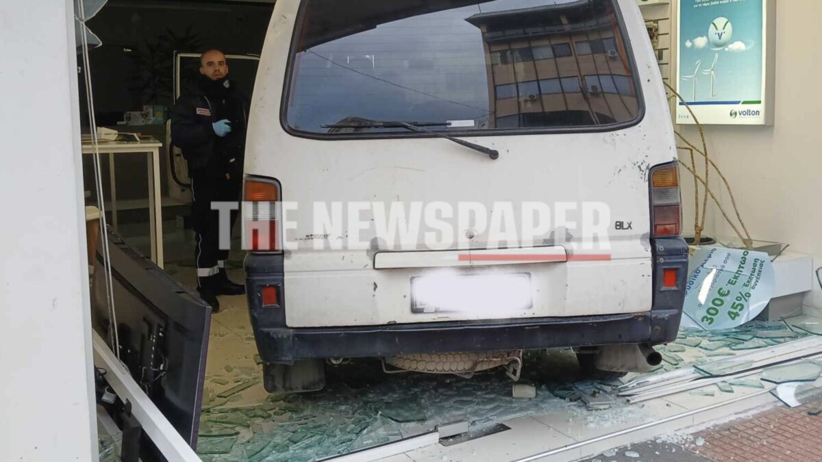 Βόλος: Φορτηγό «καρφώθηκε» σε βιτρίνα καταστήματος – Υπέστη ανακοπή ο οδηγός