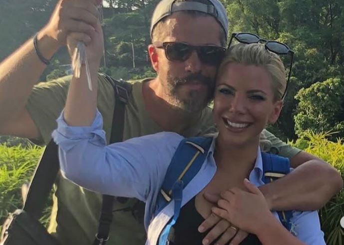 Χάρης Βαρθακούρης: Βραδινή έξοδος με την Αντελίνα και τις κόρες τους στο κέντρο που εμφανίζονται Βανδή και Ρέμος