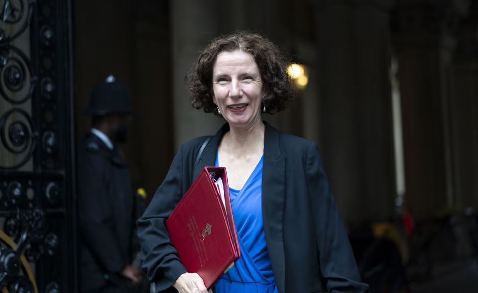 Βρετανία: Παραιτήθηκε η υπουργός Διεθνούς Ανάπτυξης μετά τις περικοπές του προϋπολογισμού για να αυξηθούν οι αμυντικές δαπάνες