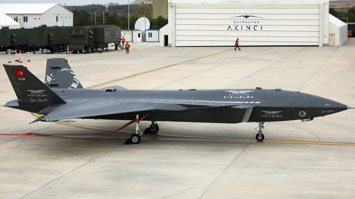 KIZILELMA: Ο γαμπρός του Ερντογάν πανηγυρίζει για το Μη Επανδρωμένο μαχητικό που κατασκεύασε – Βίντεο