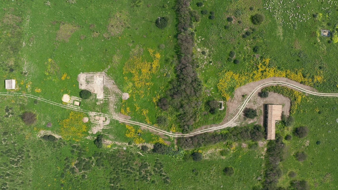 Εναέρια λήψη των ευρημάτων στον Σελινούντα, θραύσματα των τειχών και της βόρειας πύλης της πόλης. Φωτογραφία:Parco Archeologico di Selinunte, Cave di Cusa e Pantelleria