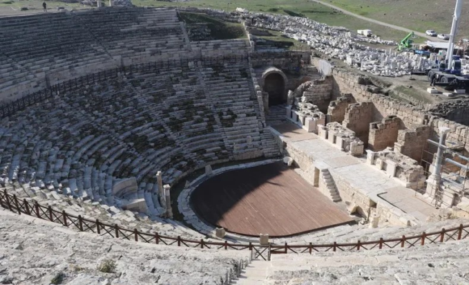 Ολοκληρώθηκε η αποκατάσταση του αρχαίου θεάτρου της Λαοδίκειας. Φωτογραφία: DHA