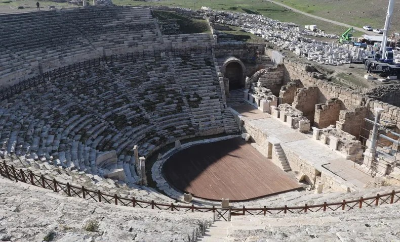 Ολοκληρώθηκε η αποκατάσταση του αρχαίου θεάτρου της Λαοδίκειας. Φωτογραφία: DHA