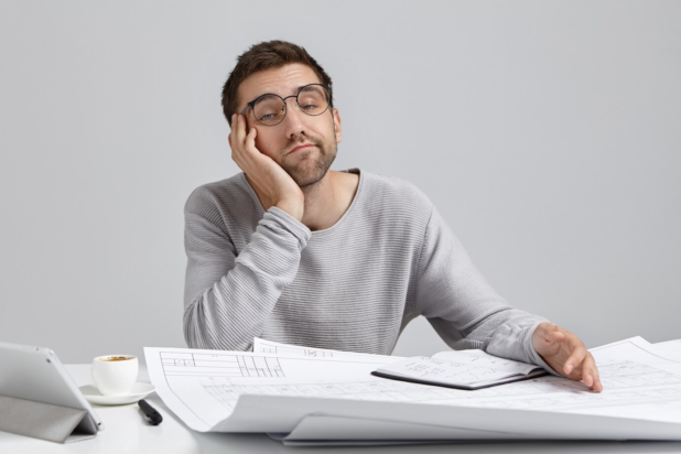 7 φράσεις που χρησιμοποιούν οι βαρετοί άνθρωποι. Φωτογραφία: Freepik