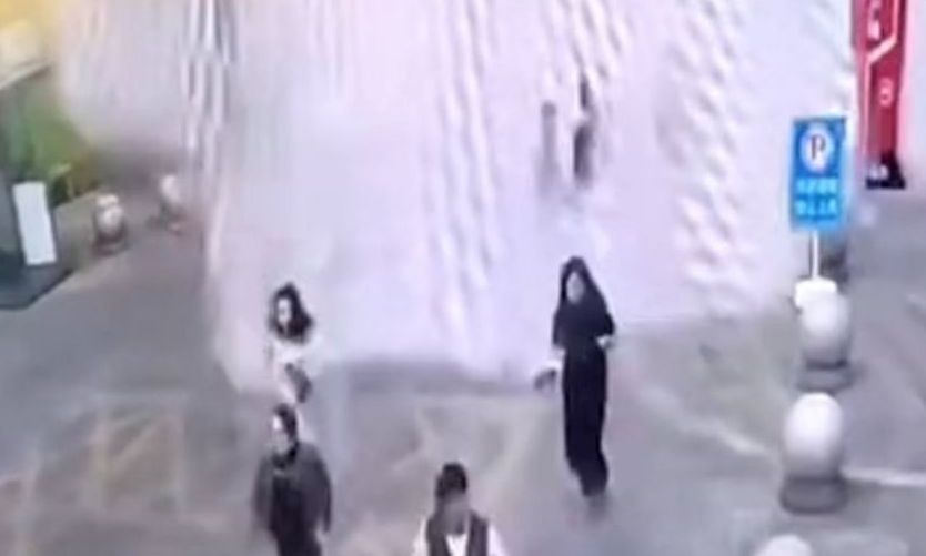 Κίνα: Βίντεο από τη στιγμή που ξεχειλίζει πισίνα σε ταράτσα μετά τον σεισμό των 7,7 Ρίχτερ στην Μιανμάρ και παρασύρει πεζούς