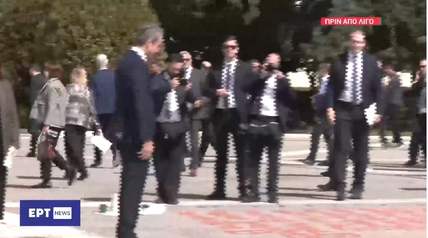 Κυριάκος Μητσοτάκης: Η υπόκλιση στο σημείο με τα ονόματα των 57 θυμάτων της τραγωδίας των Τεμπών