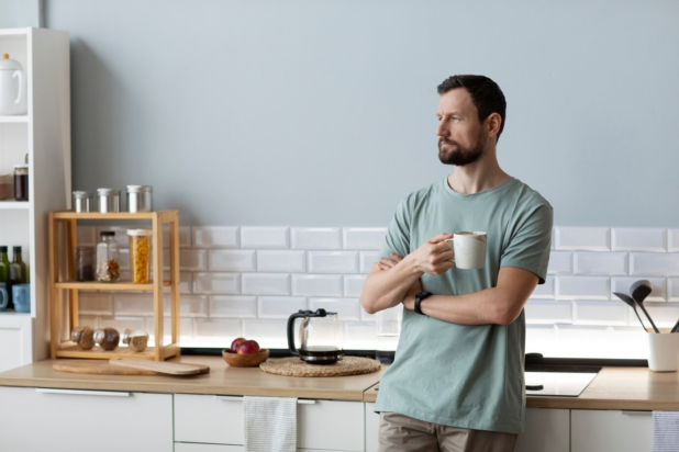 Δεν πρόκειται να ξαναμαγειρέψει για τη γυναίκα του – «με πρόσβαλε και με σύγκρινε με έναν κούκλο συνάδελφό της». Φωτογραφία: Freepik