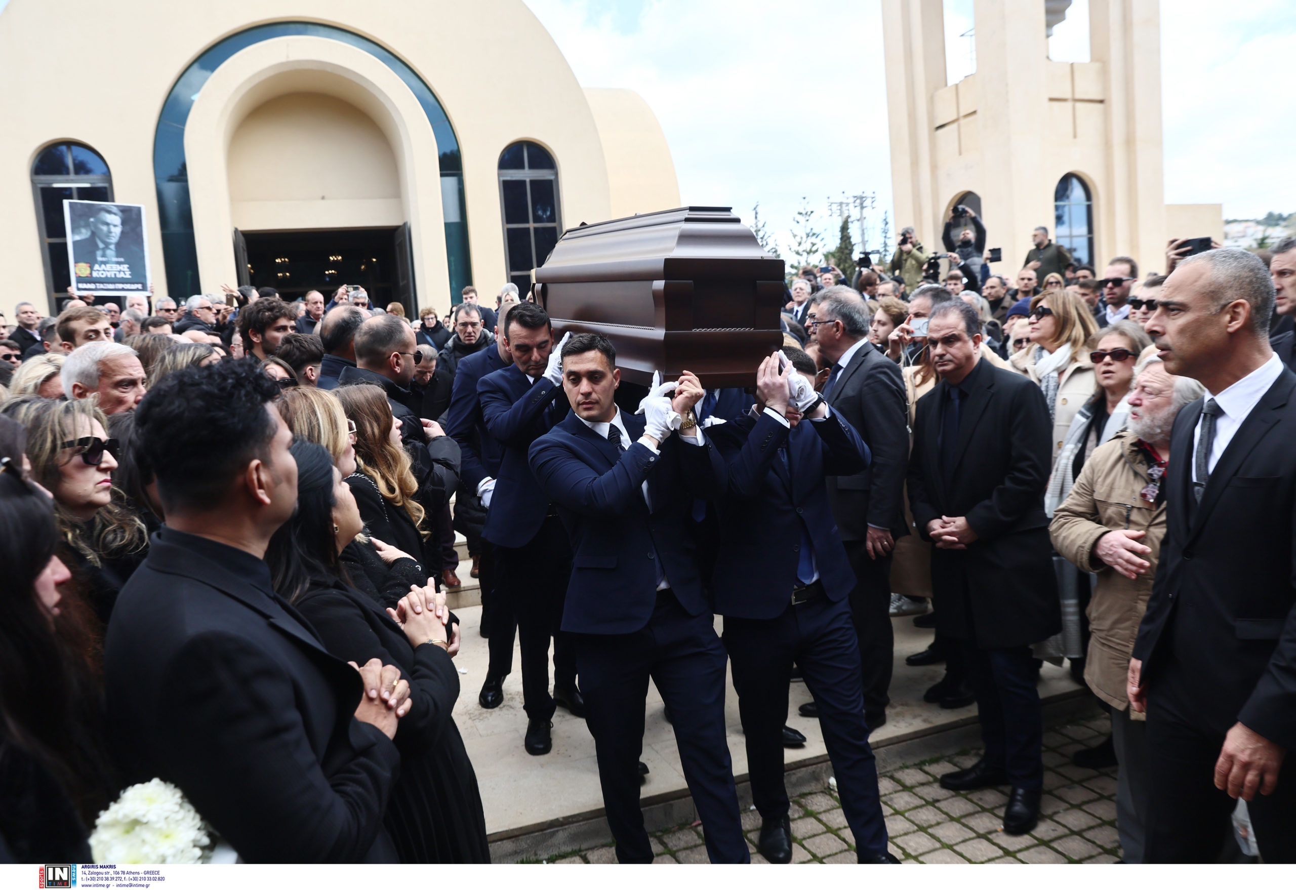 Αλέξης Κούγιας: Αυτή την ώρα η κηδεία του ποινικολόγου – Συγγενείς, φίλοι και συνάδελφοι λένε το τελευταίο «αντίο»