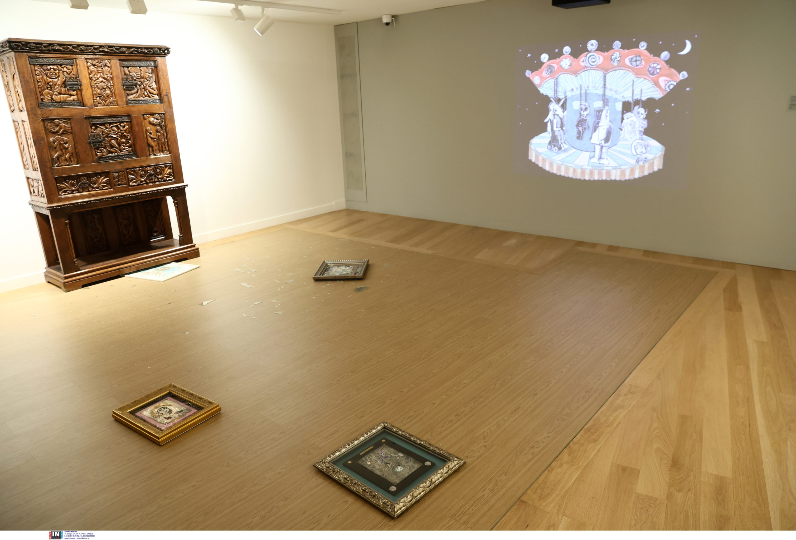 Εθνική Πινακοθήκη: Με τα βανδαλισμένα έργα στο πάτωμα άνοιξε η έκθεση μετά την επίθεση του βουλευτή της «Νίκης» – Η πινακίδα με το «μήνυμα» του καλλιτέχνη