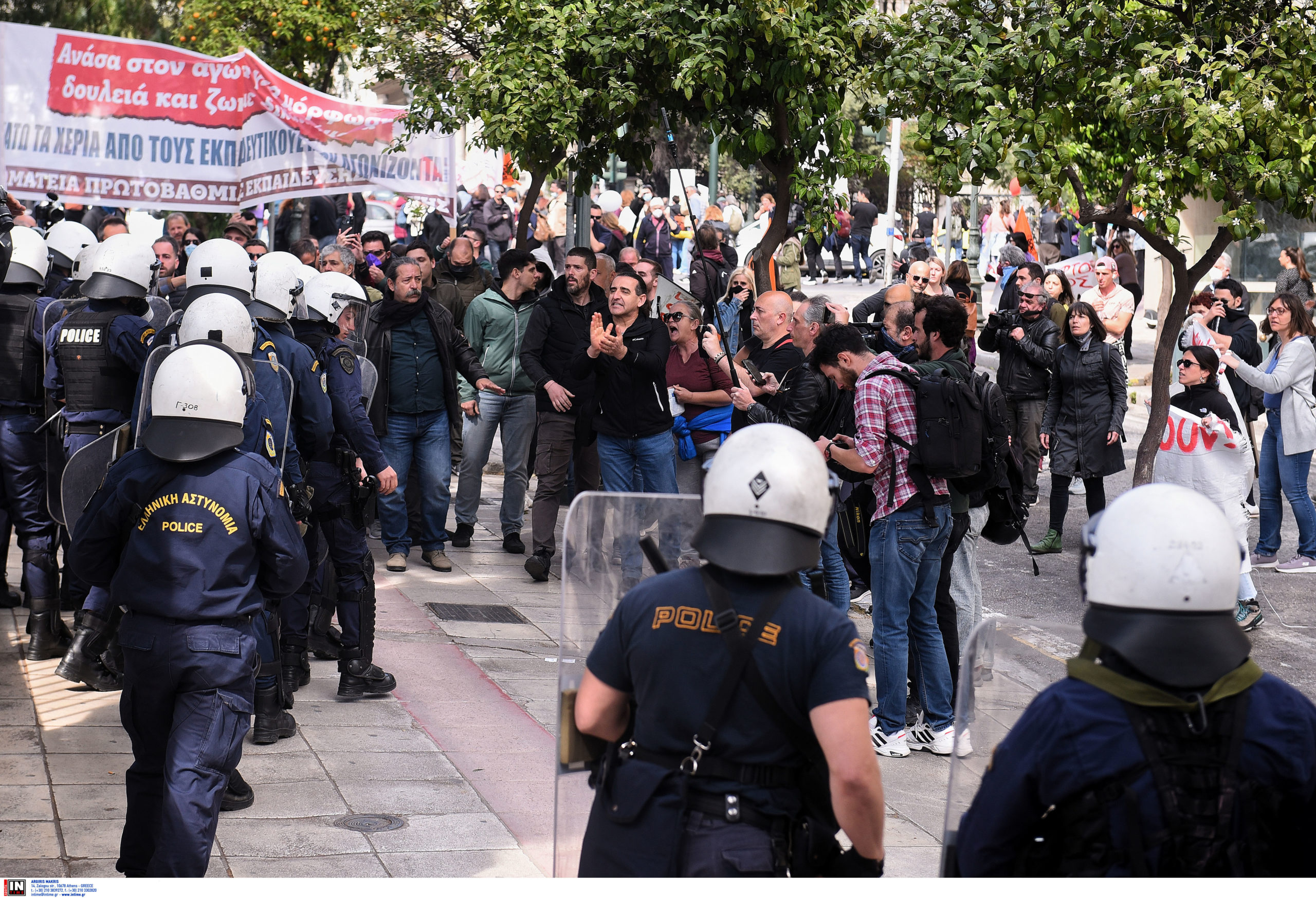 Πανεκπαιδευτικό συλλαλητήριο: Ένταση και χημικά έξω από το Μέγαρο Μαξίμου – ΦΩΤΟ