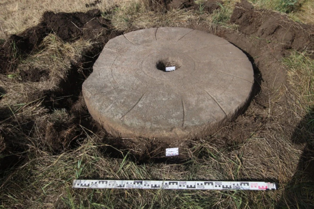 Μυλόπετρα που βρέθηκε στο ταφικό σύμπλεγμα.