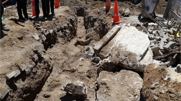Μία ιστορική σαρκοφάγος ήρθε στο φως κατά τη διάρκεια έργων υποδομής. Φωτογραφία: ΙΗΑ