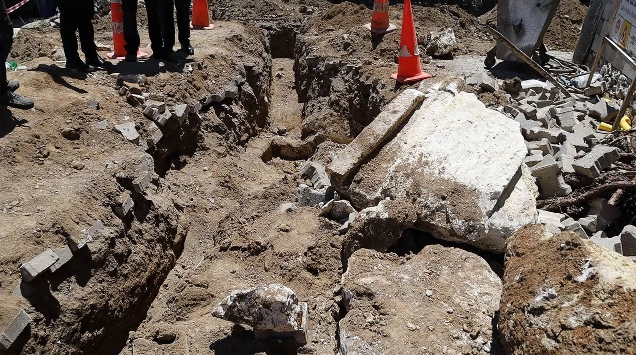 Μία ιστορική σαρκοφάγος ήρθε στο φως κατά τη διάρκεια έργων υποδομής. Φωτογραφία: ΙΗΑ