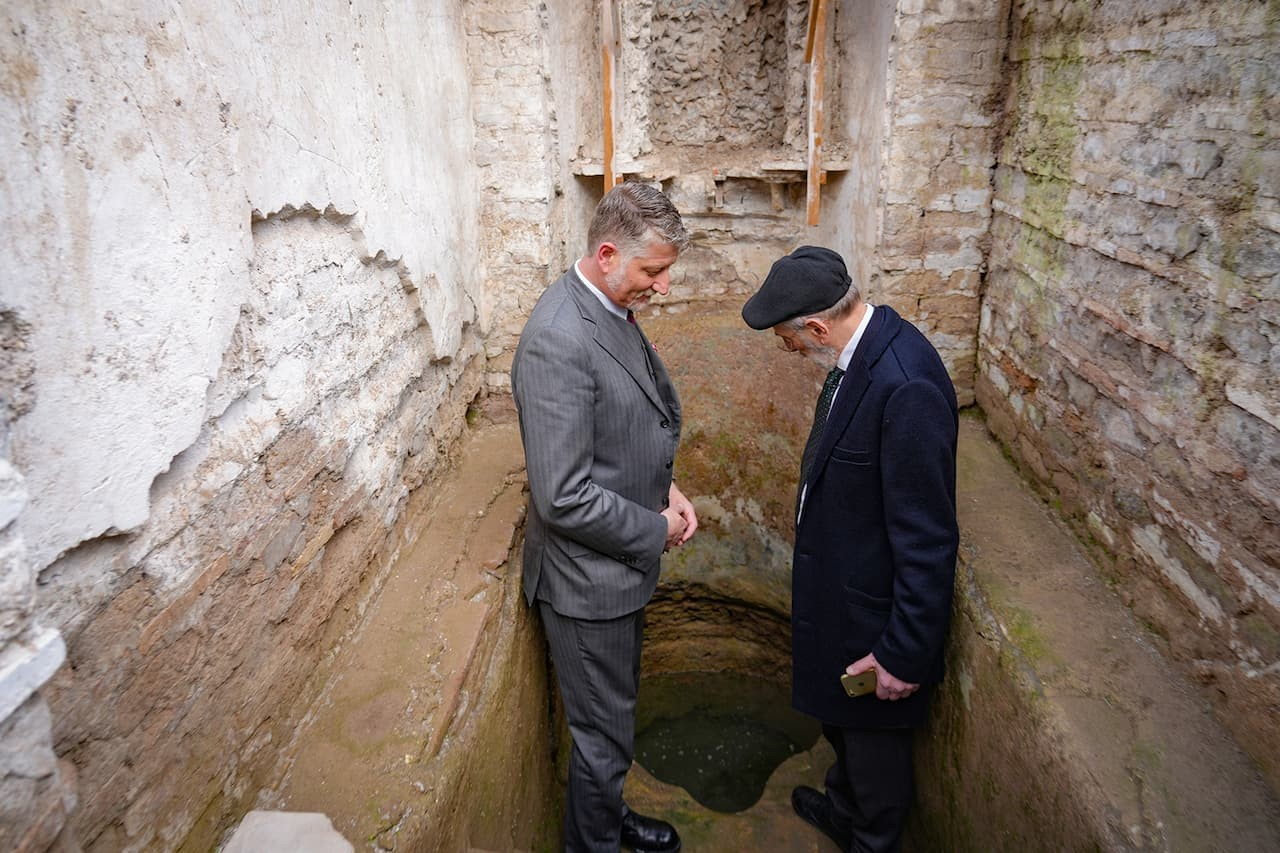 Το εσωτερικό ημιυπόγειο τελετουργικό λουτρό.