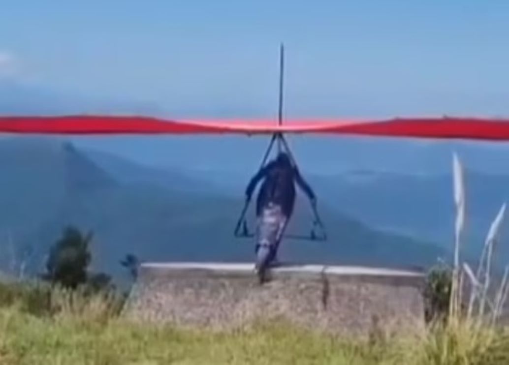 Βίντεο-σοκ: Αλεξιπτωτιστής πλαγιάς πέφτει στο κενό από 180 μέτρα – Πέθανε μέσα σε δευτερόλεπτα