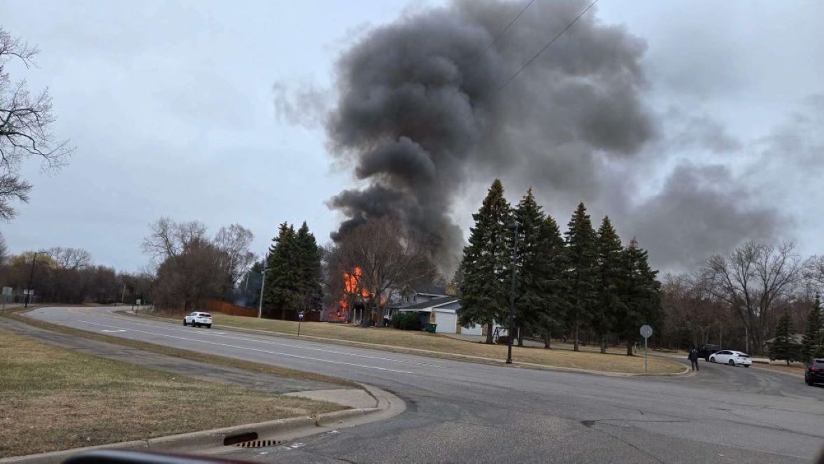 Τρόμος στην Μινεσότα: Συνετρίβη αεροσκάφος σε κατοικημένη περιοχή – Σπίτι τυλίχθηκε στις φλόγες