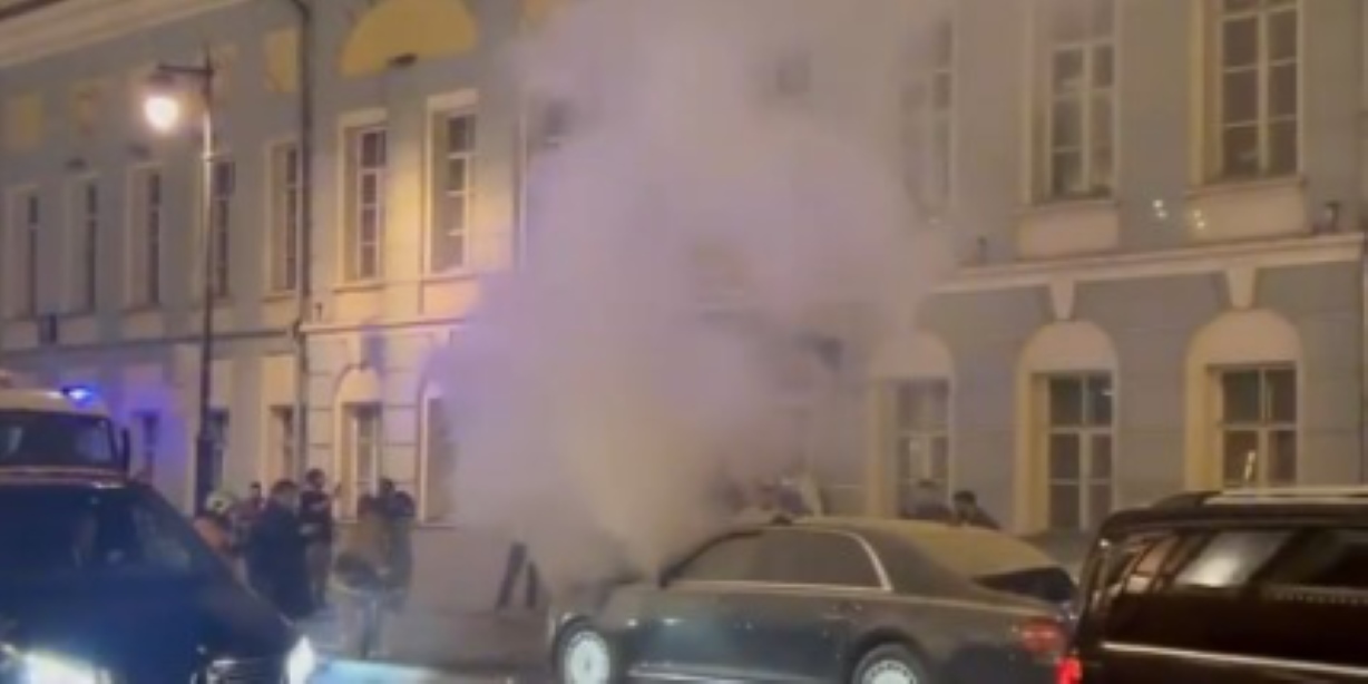 Μόσχα: Πολυτελής λιμουζίνα του Πούτιν τυλίχθηκε στις φλόγες – Συναγερμός στο Κρεμλίνο