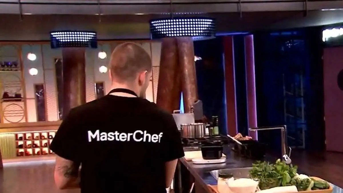 MasterChef 2025: Δεν πρόλαβε να βγάλει πιάτο και αποχώρησε – Η ατάκα του Σωτήρη Κοντιζά – ΒΙΝΤΕΟ