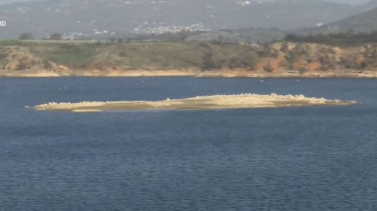 Εμφανίστηκε βραχονησίδα στη μέση της λίμνης Μαραθώνα