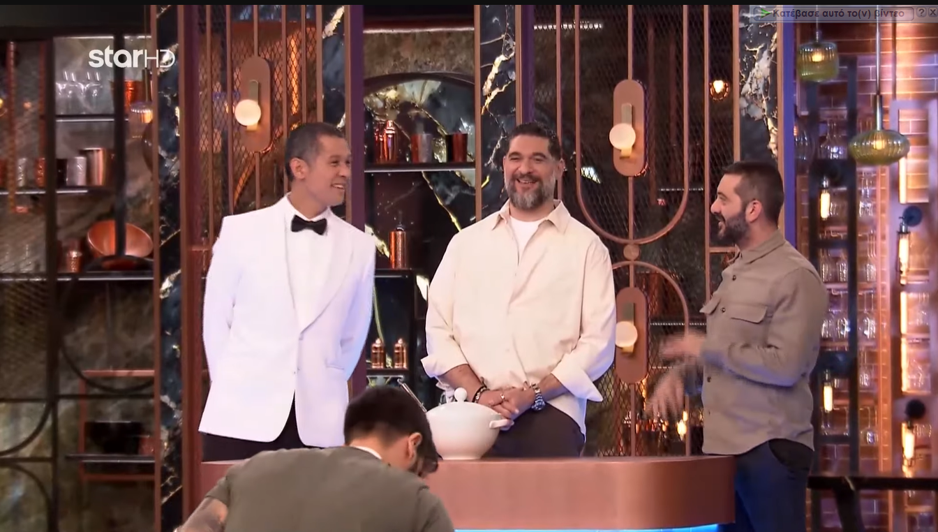 MasterChef 2025: Το παπιγιόν του Σωτήρη Κοντιζά και τα πειράγματα του Λεωνίδα Κουτσόπουλου