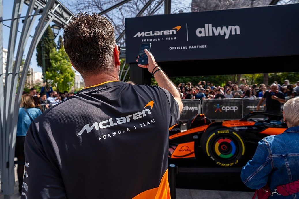 Ποιους διάσημους εντόπισε ο φωτογραφικός φακός στα events με τη McLaren στην Αθήνα – Φρενίτιδα από χιλιάδες φίλους της F1 για μια φωτογραφία με το MCL39