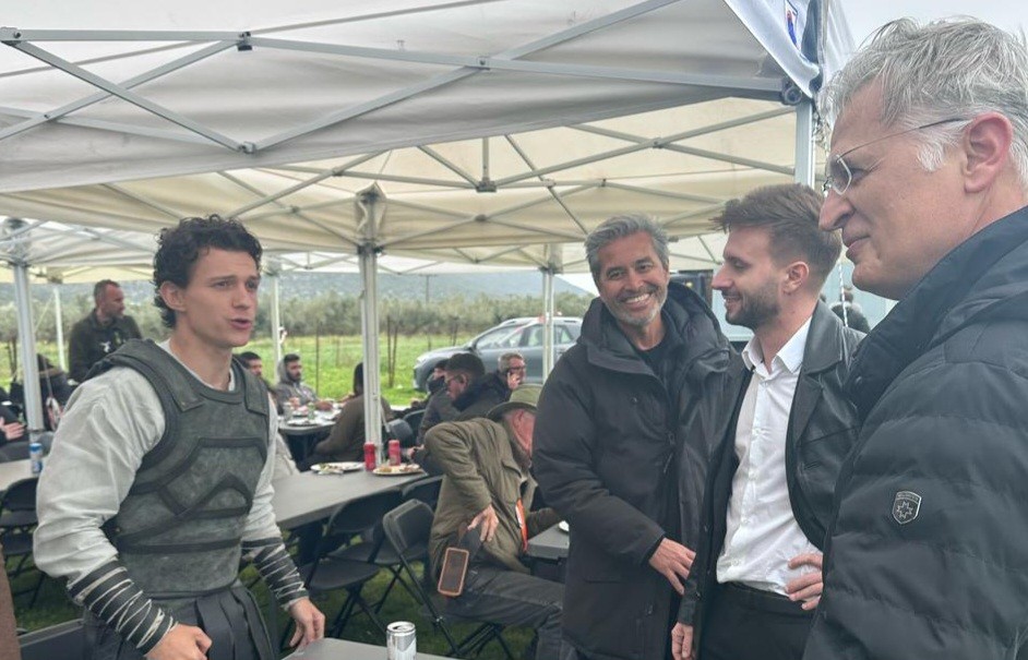 Οδύσσεια: Στα γυρίσματα της ταινίας ο Πτωχός – Φωτογραφήθηκε με τον Τομ Χόλαντ