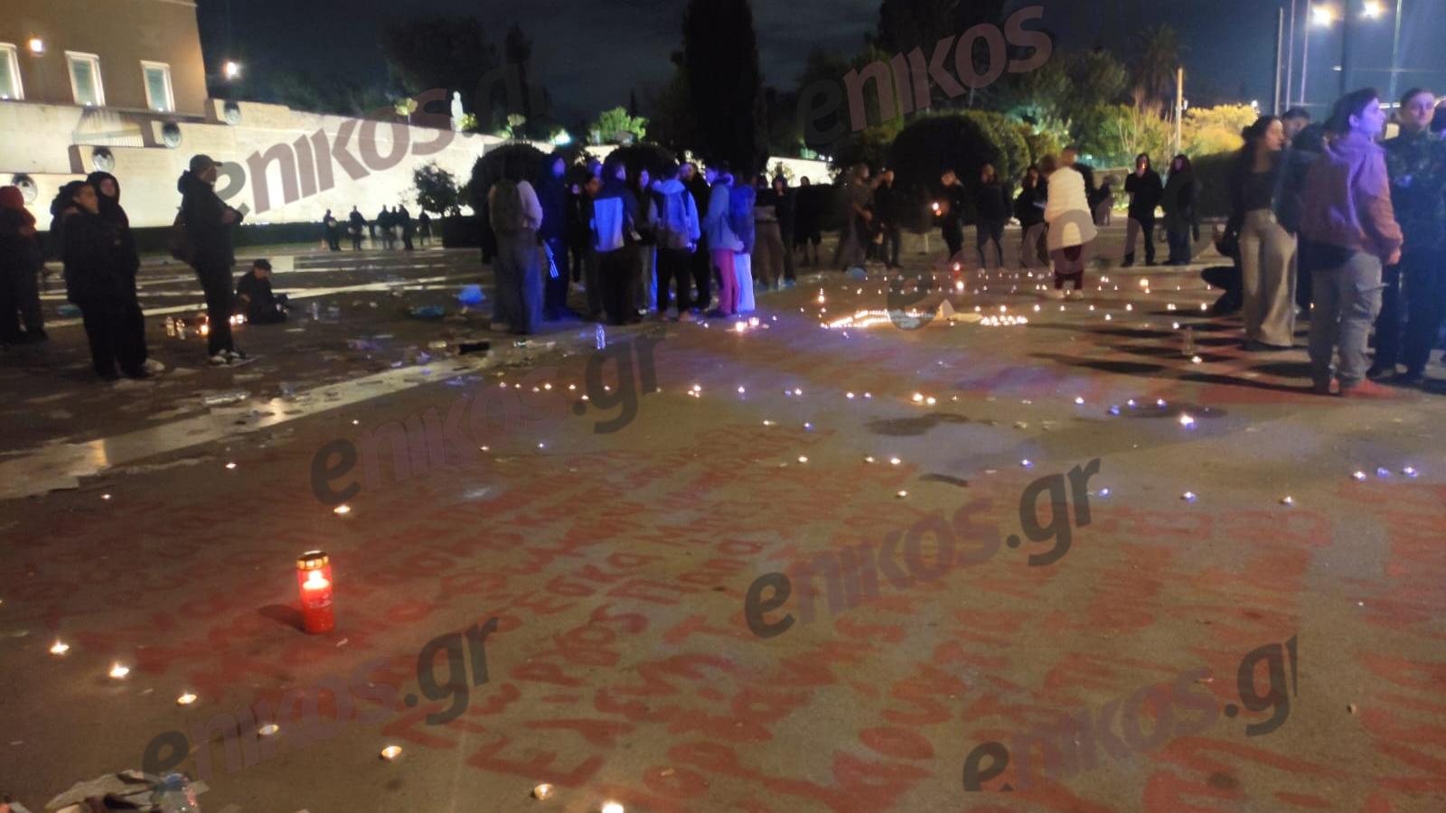 Τέμπη: Κεριά που σχηματίζουν τον αριθμό 57 μπροστά από την Βουλή ως φόρο τιμής για τα θύματα της τραγωδίας – ΦΩΤΟ & ΒΙΝΤΕΟ αναγνώστη
