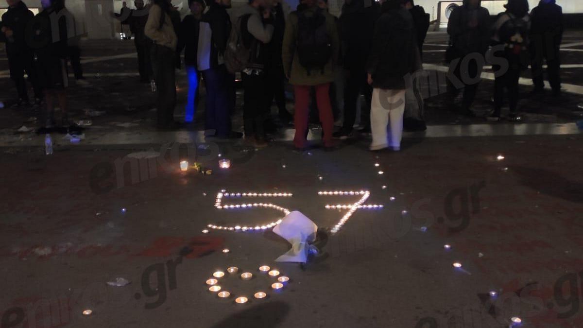 Τέμπη: Κεριά που σχηματίζουν τον αριθμό 57 μπροστά από την Βουλή ως φόρο τιμής για τα θύματα της τραγωδίας – ΦΩΤΟ & ΒΙΝΤΕΟ αναγνώστη