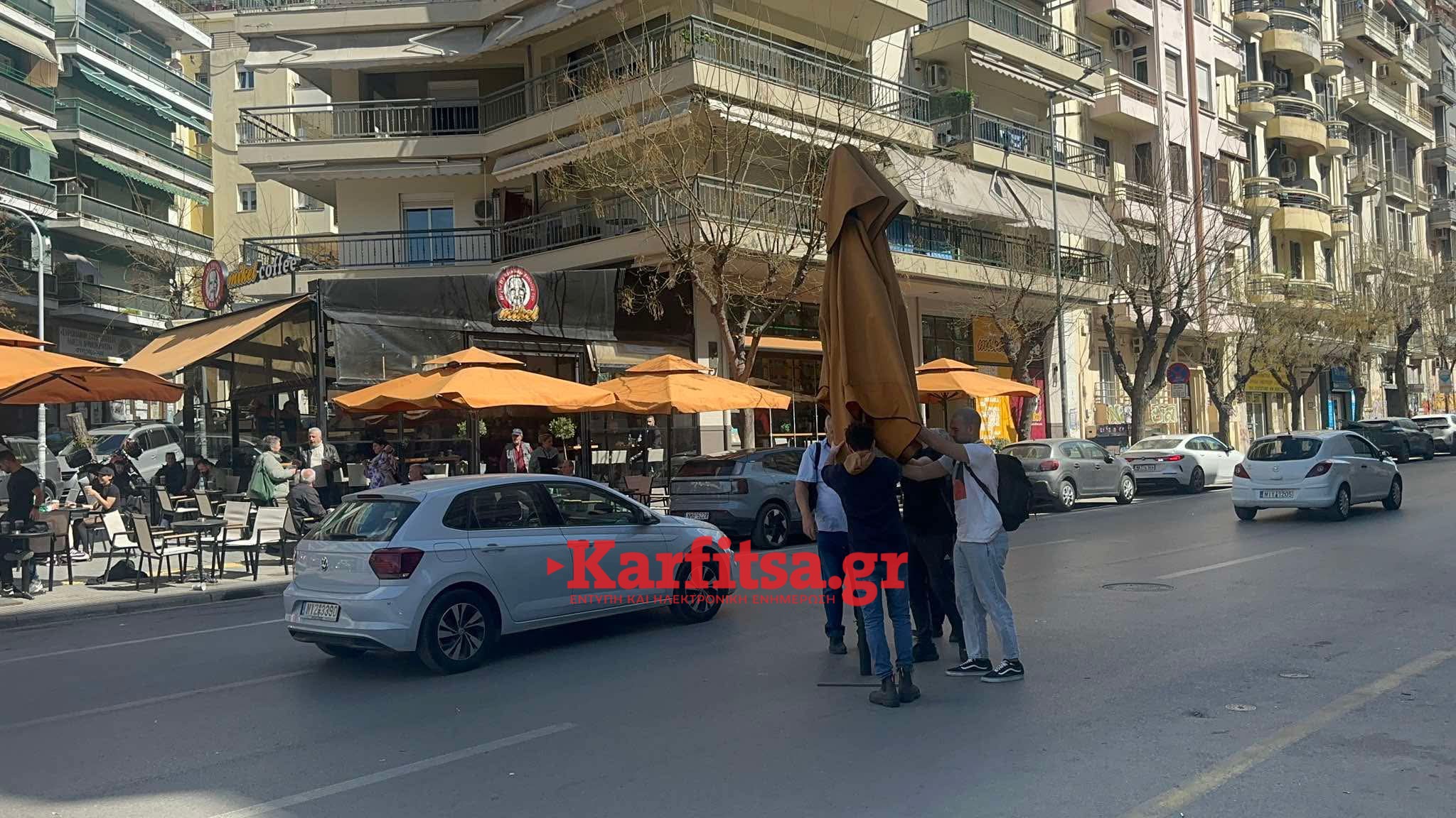 Θεσσαλονίκη: Αέρας παρέσυρε ομπρέλα στη μέση του δρόμου