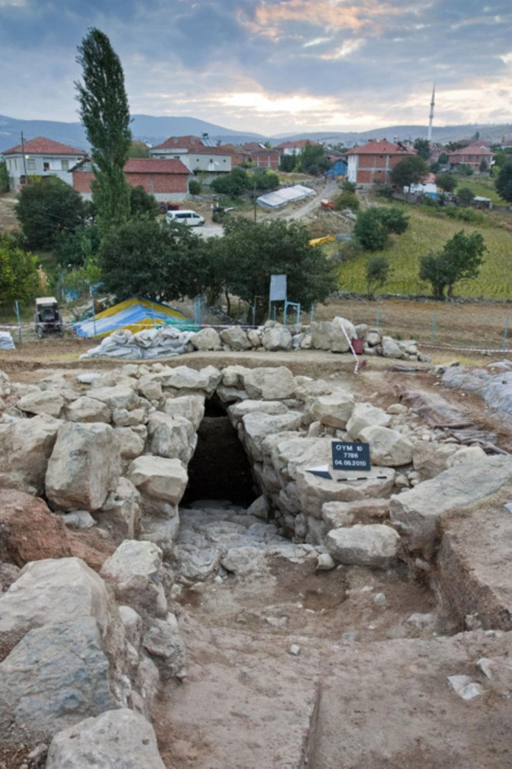 Η είσοδος του υπόγειου συμπλέγματος στο Oymaağaç Höyük/Nerik στα πρώτα στάδια της ανασκαφής το 2010. Φωτογραφία: H. Marquardt / Oymaağaç Project