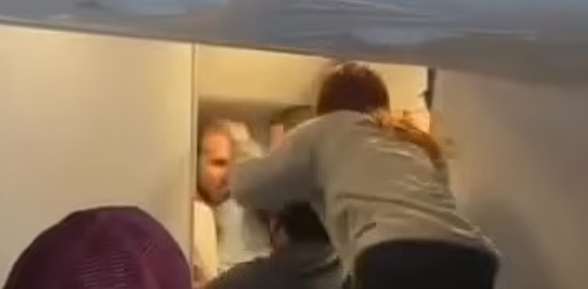 Σκηνές πανικού σε αεροπλάνο: Επιβάτης προσπάθησε να ανοίξει την έξοδο κινδύνου – Δείτε βίντεο