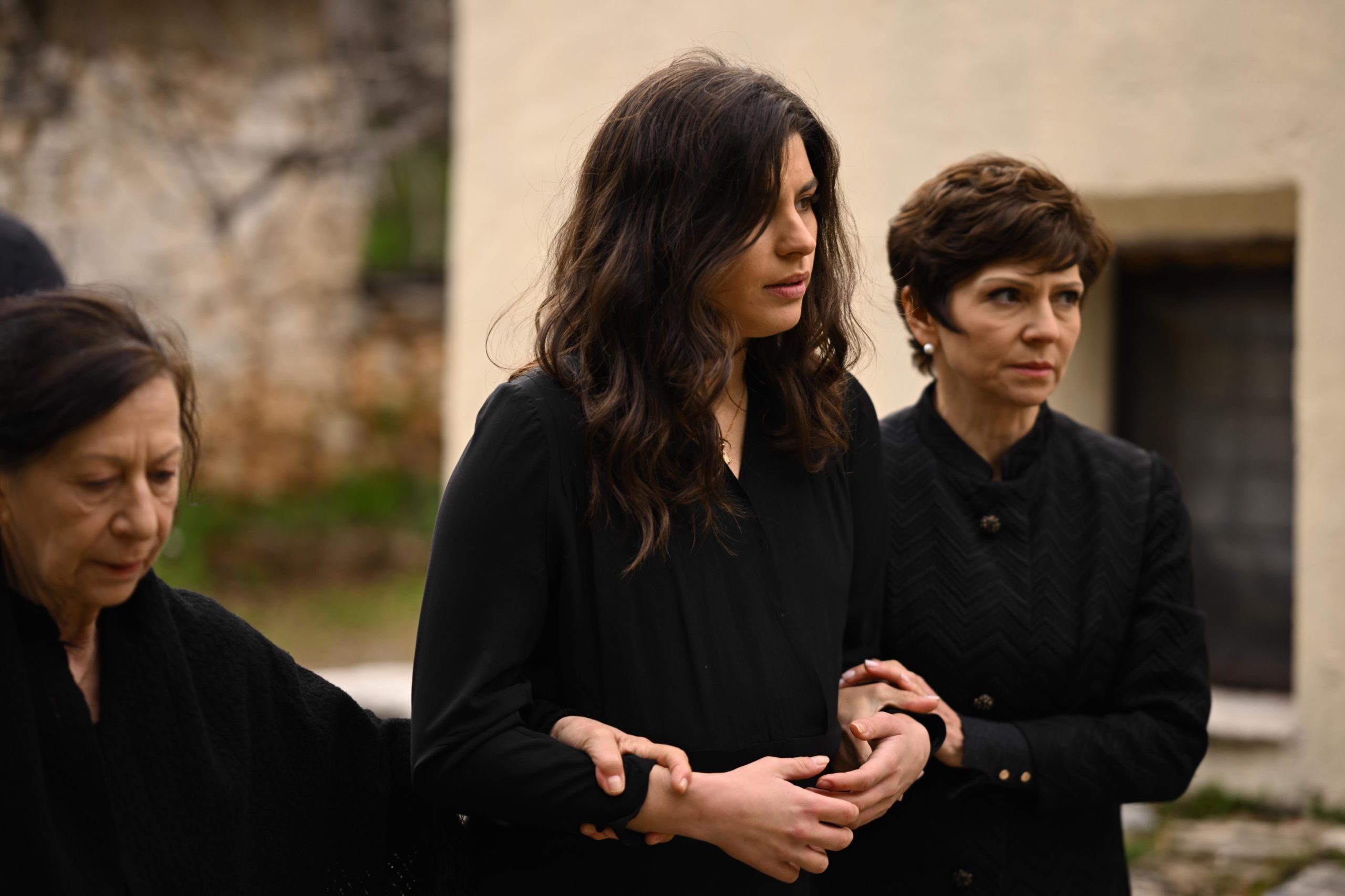 Άγιος έρωτας: Η Χλόη κατηγορεί τον Θεό για την απώλειά της