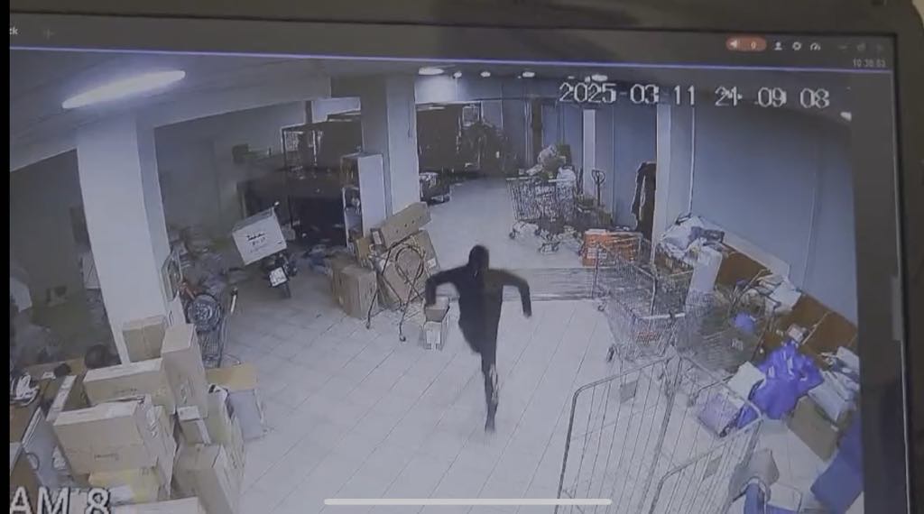 Αγρίνιο: Η στιγμή που κλέφτης «μπουκάρει» σε κατάστημα κούριερ και αρπάζει 2 χιλιάδες ευρώ