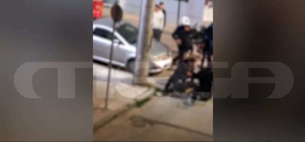 Αιγάλεω: Η στιγμή που οι αστυνομικοί αναζητούν τον 20χρονο οδηγό της μηχανής που τους εμβόλισε – Βίντεο ντοκουμέντο