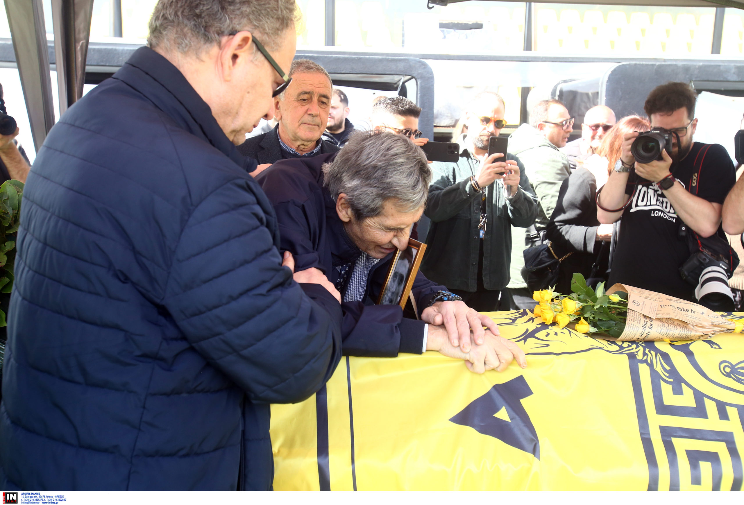 Αλέκος Αλεξιάδης: Σε λαϊκό προσκύνημα η σορός του – Συγκινητικές στιγμές στο «Κλεάνθης Βικελίδης»