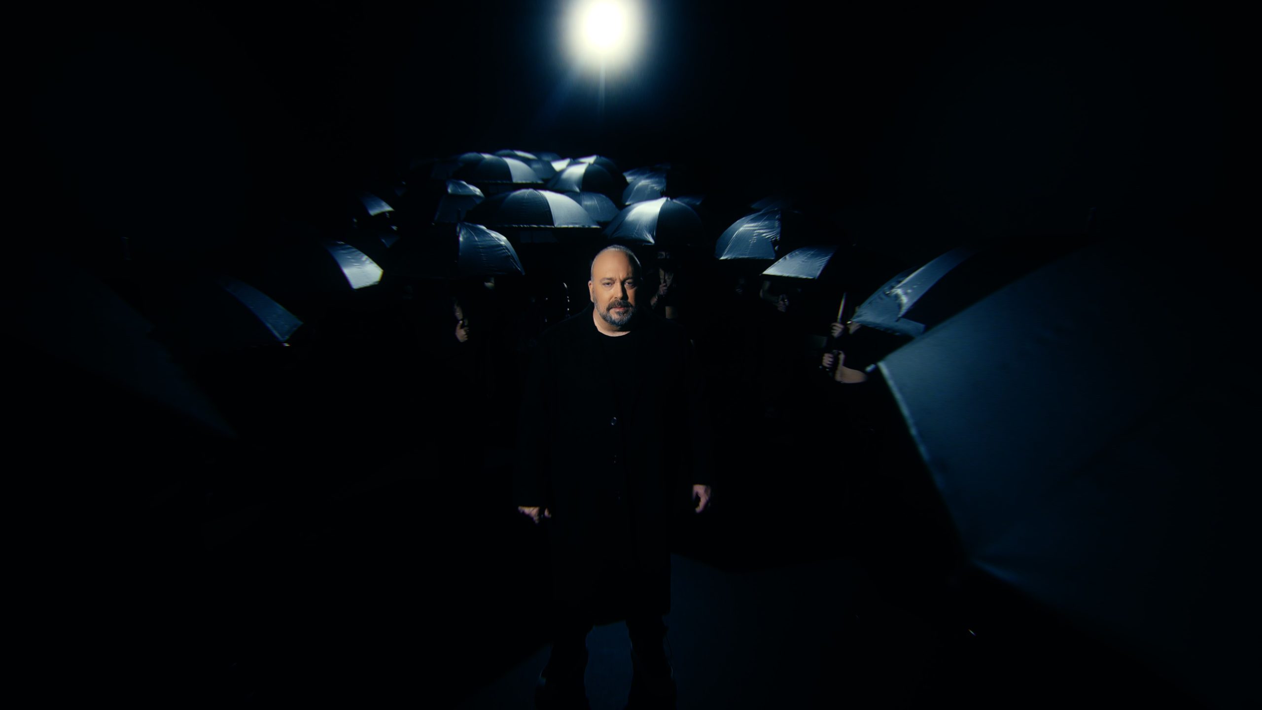 Γιώργος Αλκαίος: 15 χρόνια μετά το «Opa» εμφανίζεται ξανά σε βιντεοκλίπ του – ΒΙΝΤΕΟ