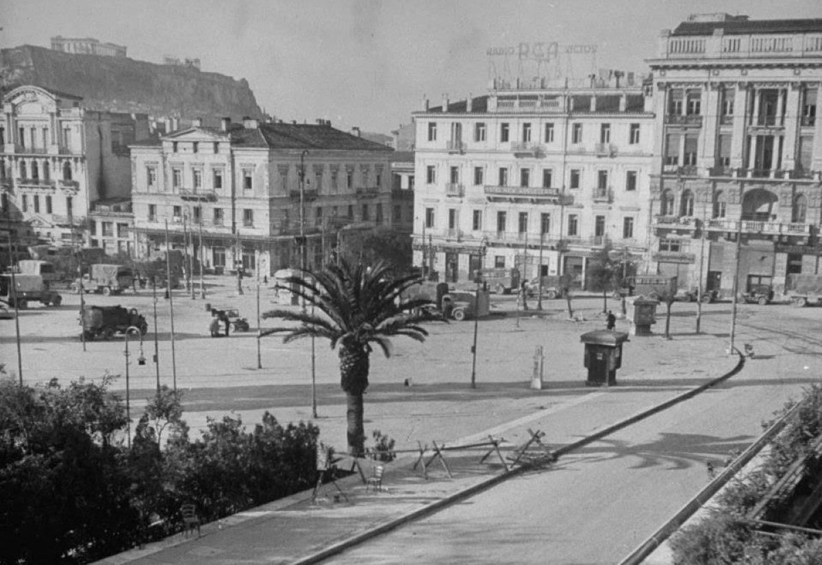 Κουίζ για την παλιά Αθήνα: Αναγνωρίζετε την πλατεία; Είναι από τις πιο γνωστές