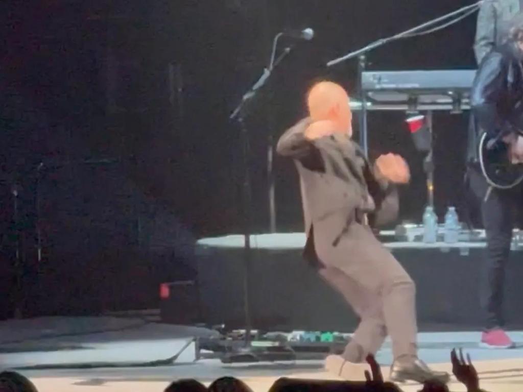 Βίντεο: Η στιγμή που ο Billy Joel πέφτει στη σκηνή κατά τη διάρκεια συναυλίας