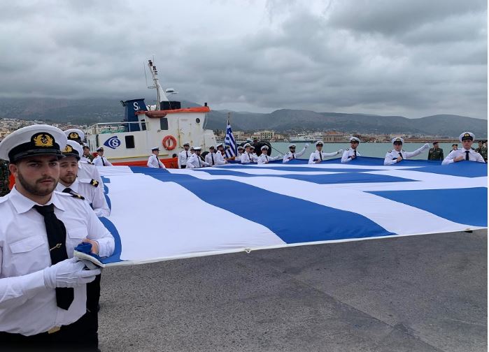 25η Μαρτίου: Υψώθηκε η τεράστια ελληνική σημαία στο λιμάνι της Χίου – ΒΙΝΤΕΟ